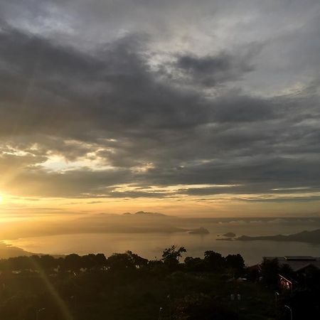 Ron'S Condo Overlooking The Lake Tagaytay City Esterno foto