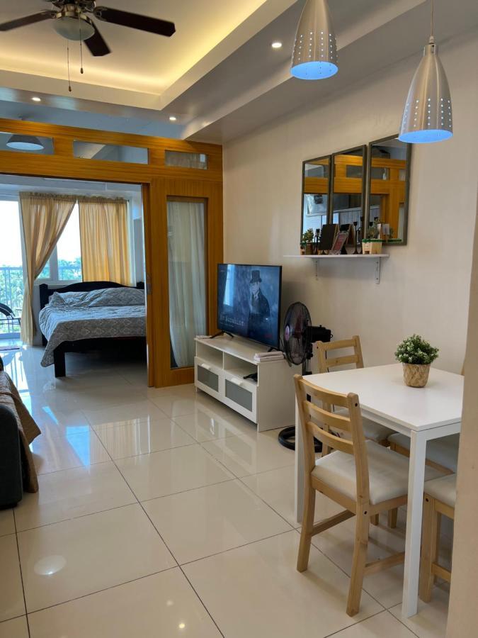 Ron'S Condo Overlooking The Lake Tagaytay City Esterno foto