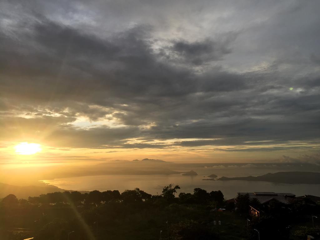Ron'S Condo Overlooking The Lake Tagaytay City Esterno foto