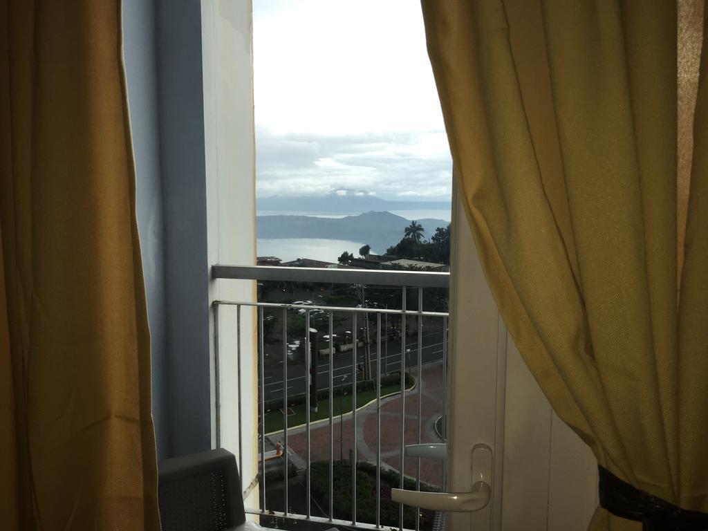 Ron'S Condo Overlooking The Lake Tagaytay City Esterno foto