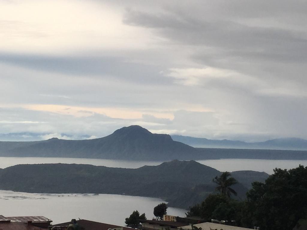 Ron'S Condo Overlooking The Lake Tagaytay City Esterno foto